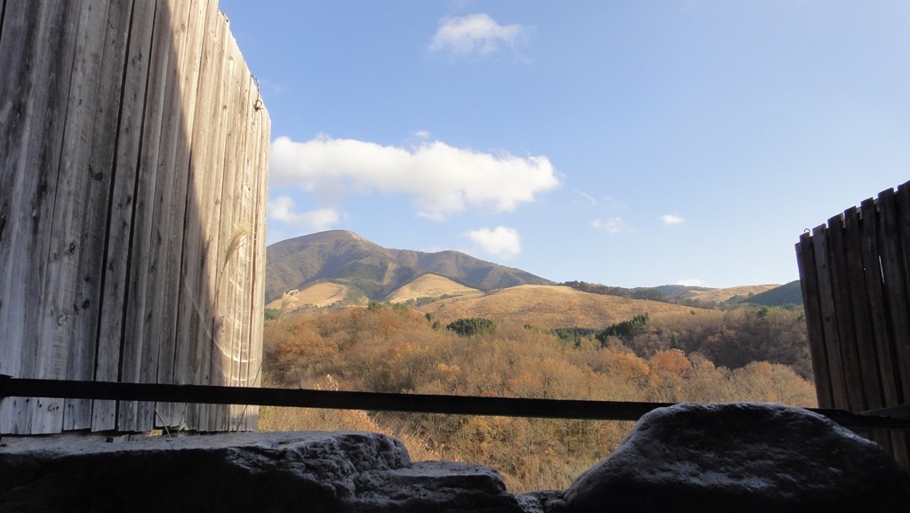 湯船から涌蓋山の眺め