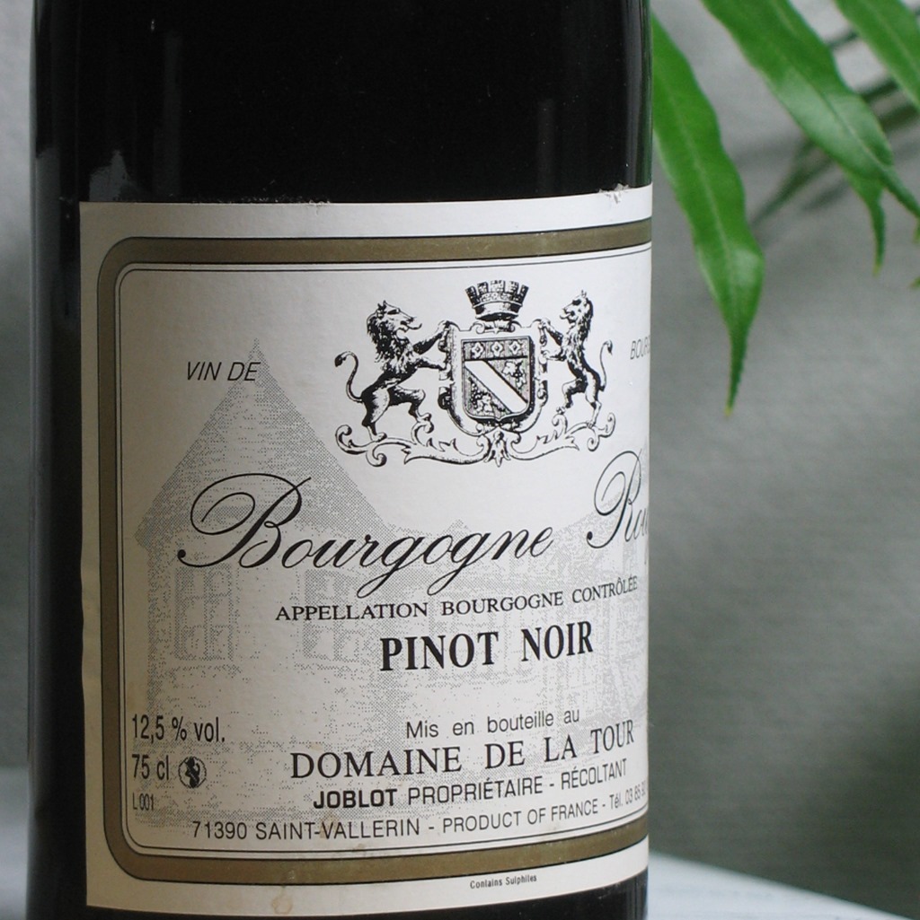 DOMAINE DE LA TOUR Bourgogne Pinot Noir 2002