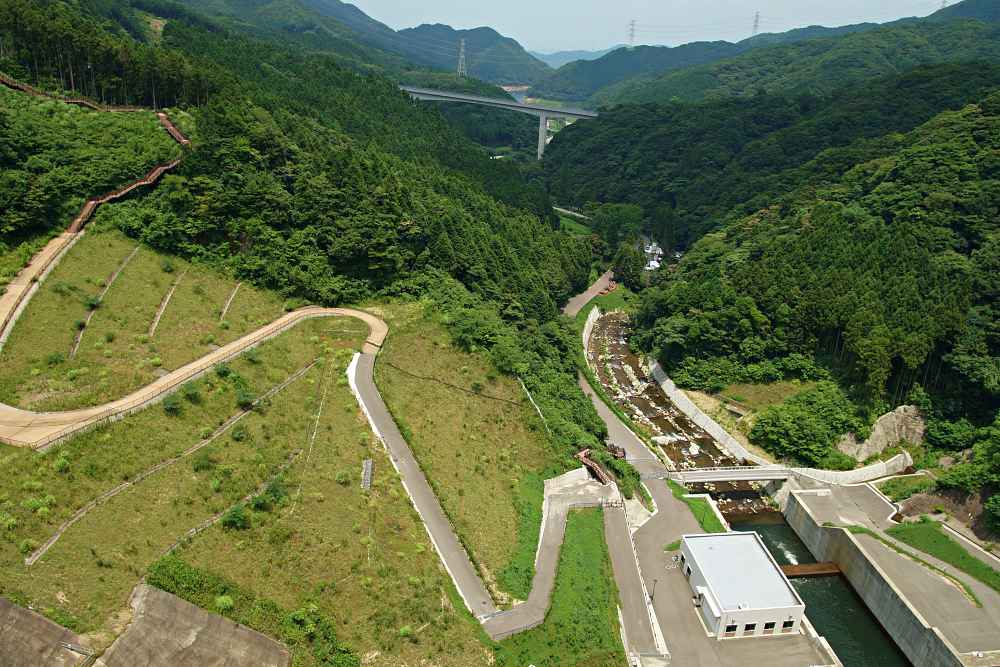 五ケ山ダムからリバーパークへ続く道